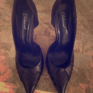 Ladies black leather pumps by Delicious.